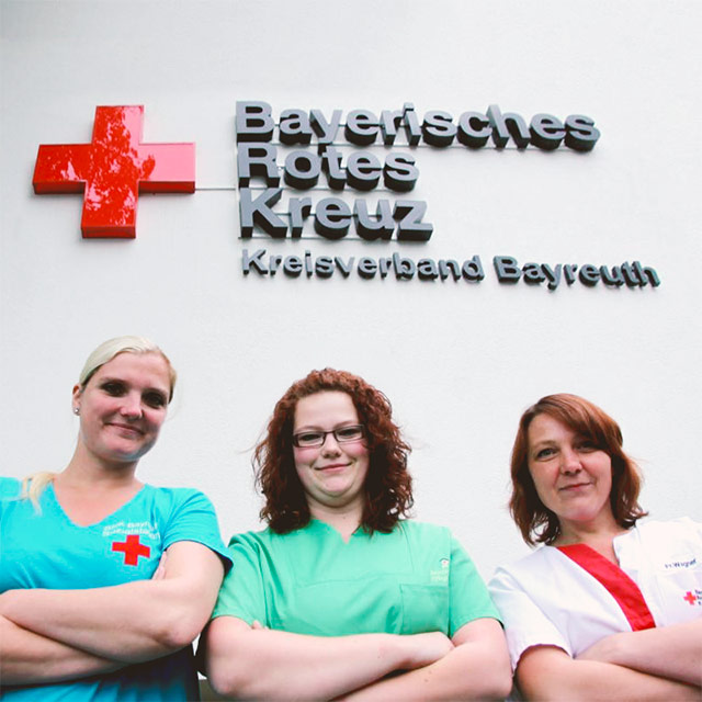 Drei Frauen unterhalb des Logos "Bayrisches Rotes Kreuz Kreisverband Bayreuth"