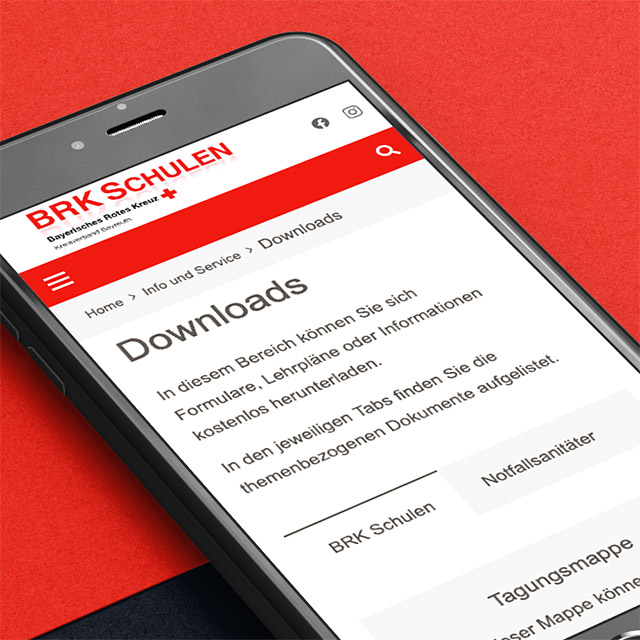 BRK Schulen Downloadseite auf einem Handy