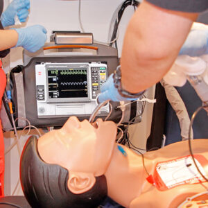 Intubationsübung von Notfallsanitäterschülern im Simulations-RTW des RETTcampus