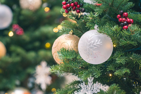 Christbaumschmuck an einem Tannenbaum