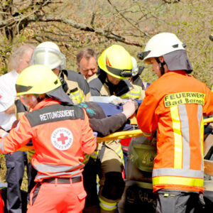 Notfallsanitäter bei einem Rettungseinsatz mit der Feuerwehr
