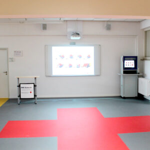 RETTcampus Rot-Kreuzplatz mit Rednerpult und interaktiven Whiteboard