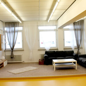 RETTcampus Wohnzimmer mit Couch und Wohnwand