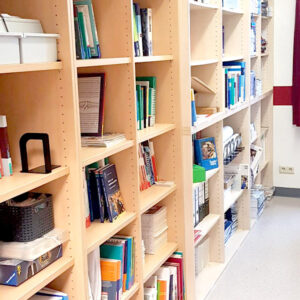 Schrank mit Büchern und Sitzmöglichkeit in der Bibliothek der BRK Schulen