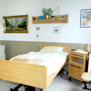 Übungs- und Simulationsraum aufgebaut wie ein wie ein Pflegezimmer mit Pflegebett, Beistelltisch und Stuhl