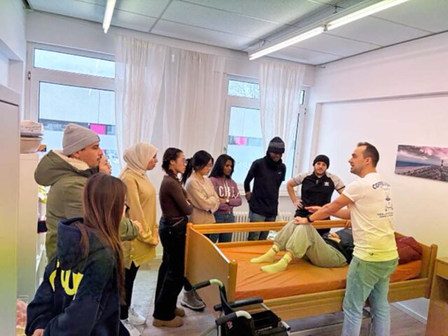 Praxisnaher Wokrshop am KUVB-Tag im Rettcampus: Patienten rückengerecht heben, tragen und transportieren ind Rettungsdienst und Pflege