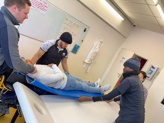 Praxisnaher Wokrshop am KUVB-Tag im Rettcampus: Patienten rückengerecht heben, tragen und transportieren ind Rettungsdienst und Pflege