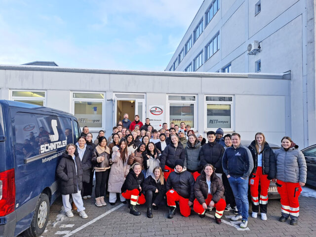 KUVB-Tag am BRK – Rückengesundheit und körperliche Fitness im Fokus - Gruppenbild vor dem Rettcampus der BRK-Schulen Rettung.
