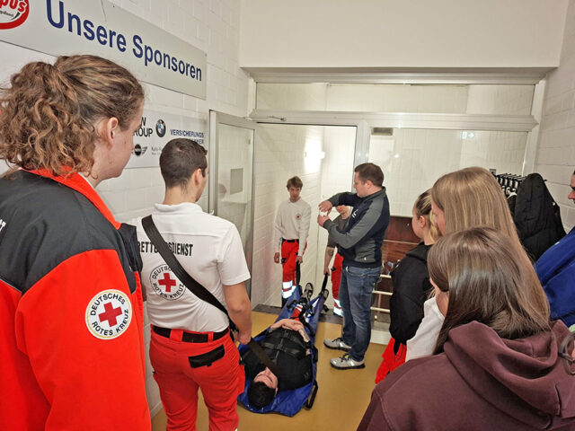 Praxisnaher Wokrshop am KUVB-Tag im Rettcampus: Patienten rückengerecht heben, tragen und transportieren ind Rettungsdienst und Pflege